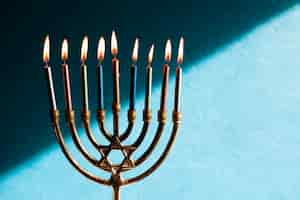 Gratis foto joodse menorah met kaarsen branden