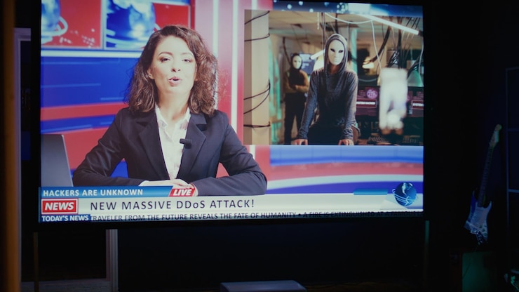 Gratis Foto journalist in nieuwsproductie praat over cybercriminelen aanvallen onderwerp close-up op smart tv