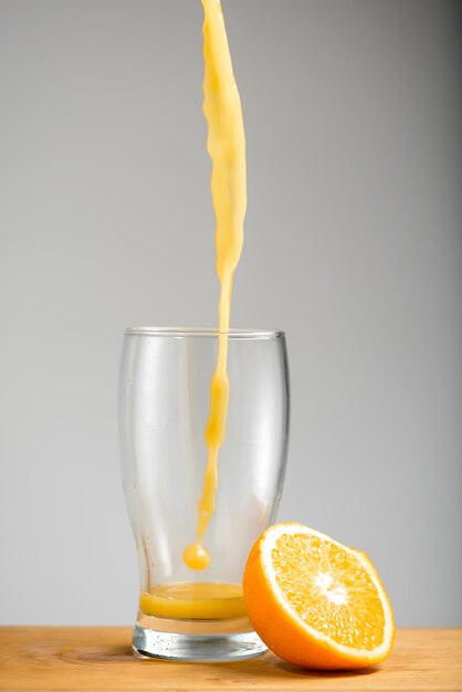 Jus d'orange in glas gieten