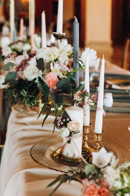 Kaarsen en boeketten op de versierde tafel