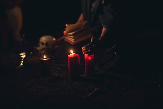 Kaarsen en schedel in de donkere nacht van Halloween