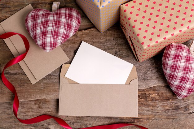 Kaart en envelop met geschenken