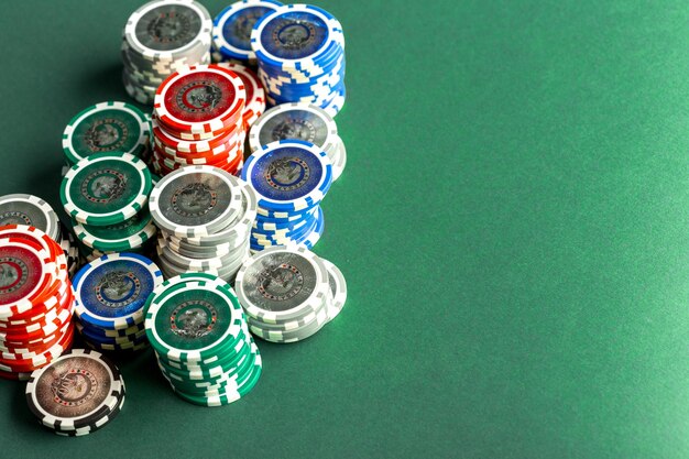 Kaarten en chips voor poker op groene tafel