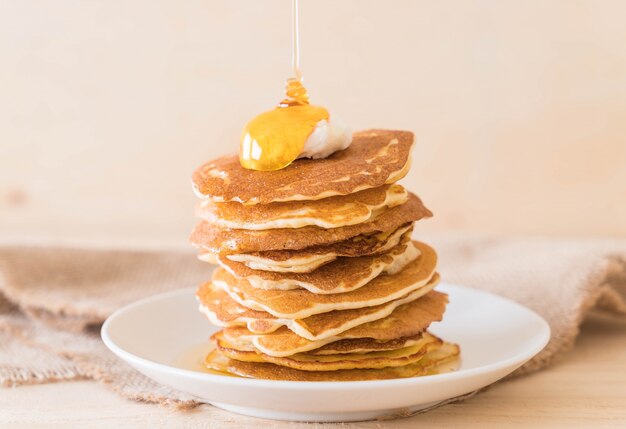 kaas op pannenkoek met honing