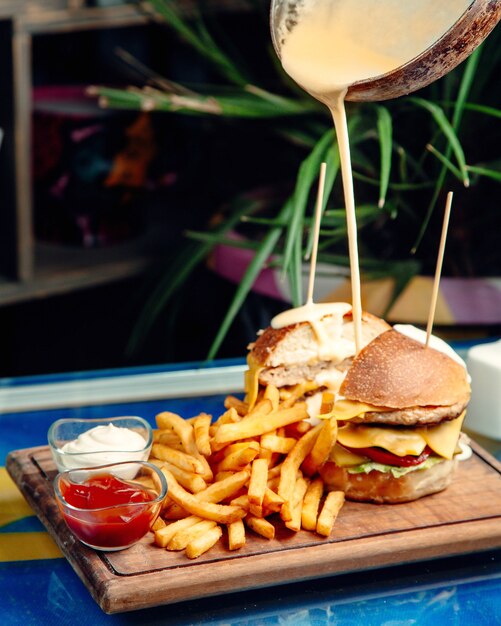 Kaashamburger met frietjes op tafel