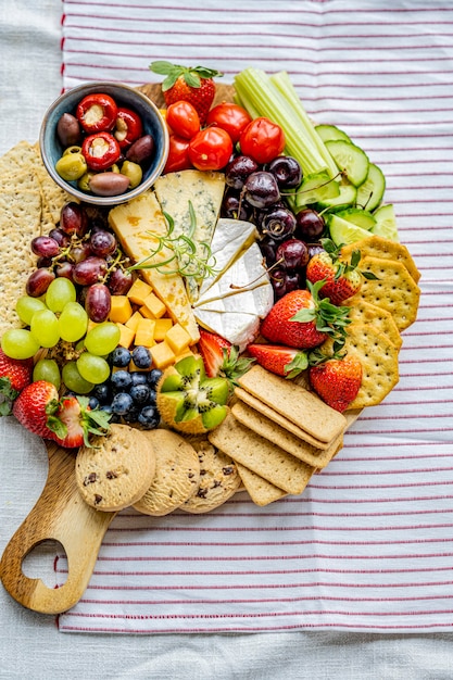 Kaasplankje met vers fruit en crackers