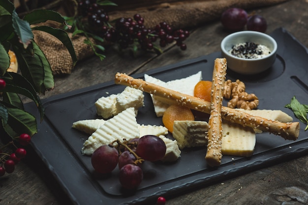 Gratis foto kaasschotel met sesammed galettes