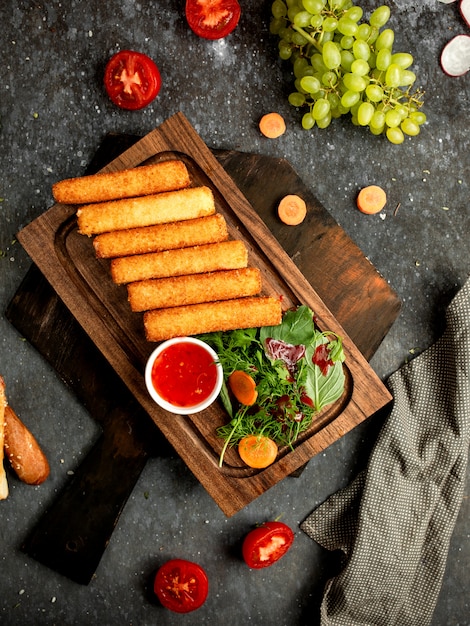 Kaasstokken in beslag op een houten bord