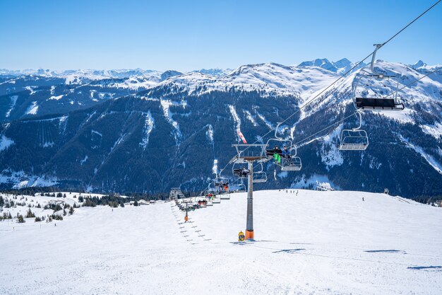 Kabelbaan met de besneeuwde Alpen