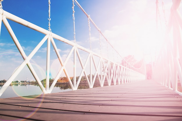 Kabelbrug met zonsondergang reflectie en blauwe hemel