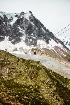 Kabelwagen in de bergen van mont blanc in de franse alpen piek aiguille du midi france