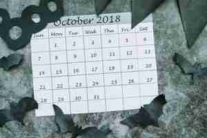 Gratis foto kalender van oktober 2018 tussen decoratieve vleermuizen