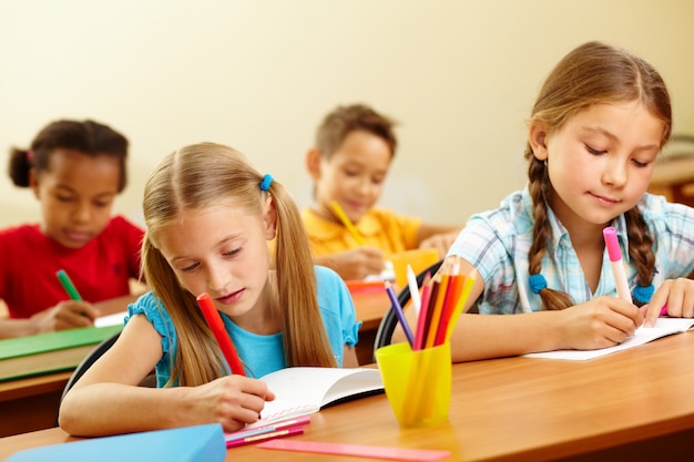 Kalm schoolkinderen tekening in de klas