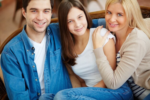 Kalme familie rusten op de bank