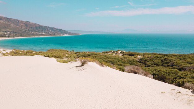 Kalme turquoise zee en verlaten strand