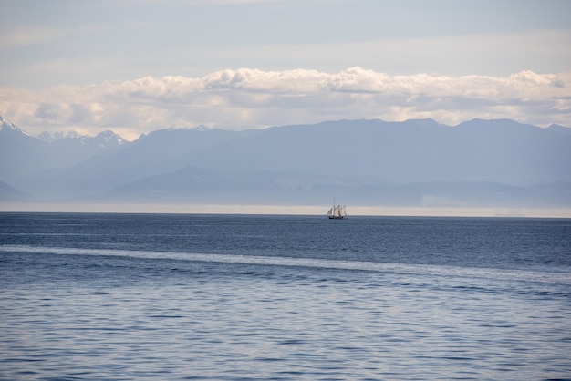 Gratis foto kalme zee met een heldere horizon vastgelegd op een bewolkte dag