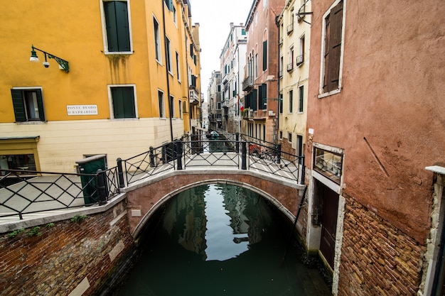 Kanaal met gondels in Venetië, Italië. Architectuur en bezienswaardigheden van Venetië. Ansichtkaart van Venetië met gondels van Venetië.