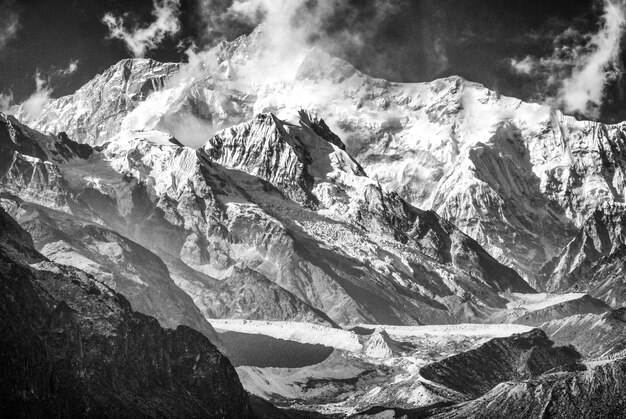 Kanchenjunga en gletsjers in zwart en wit