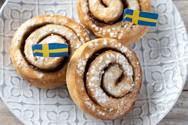 Kaneel rolt broodjes op houten tafel met kopieerruimte Kanelbulle Zweeds dessert