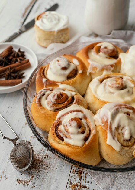 Kaneelbroodjes met room hoge hoek