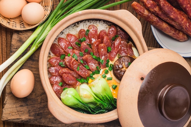 Kantonese stijl koken van claypotrijst met gewaxt vlees