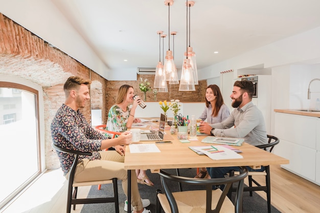 Gratis foto kantoor medewerkers bij bureau