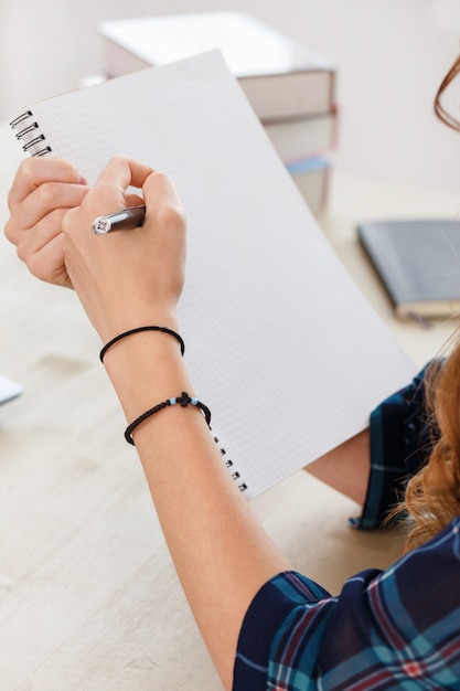 Gratis foto kantoor, thuis. vrouw aan tafel