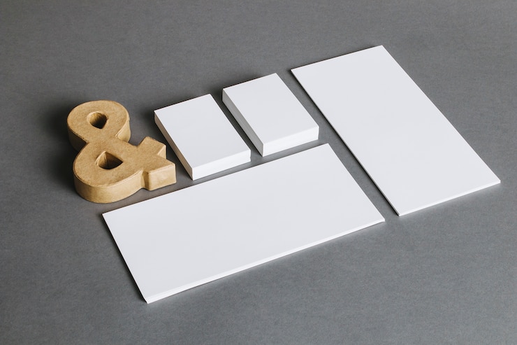 Gratis Foto kantoorbehoeftenconcept met ampersand