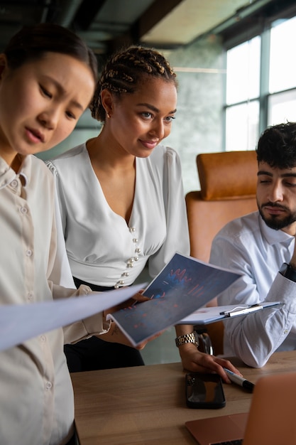 Gratis foto kantoormedewerkers die financiële grafieken gebruiken