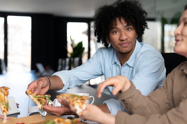 Gratis foto kantoormedewerkers werken samen als een team