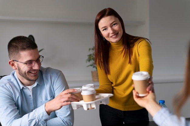 Kantoormedewerkers werken samen als een team