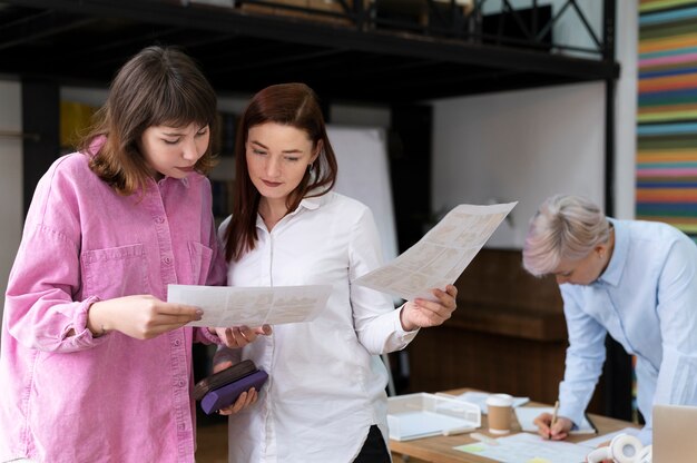 Kantoormedewerkers werken samen als een team