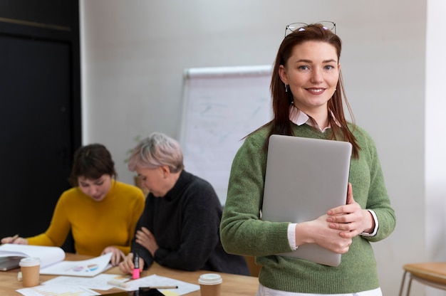 Kantoormedewerkers werken samen als een team