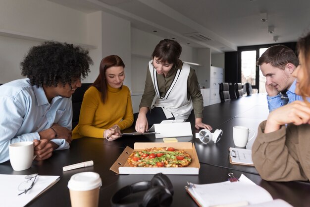 Kantoormedewerkers werken samen als een team