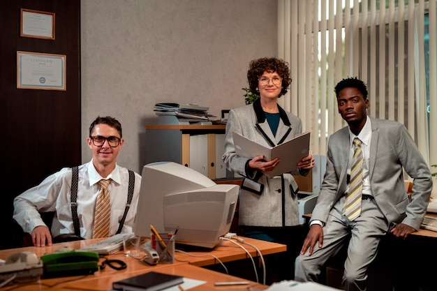 Gratis foto kantoorpersoneel in vintage stijl met een bureaubaan