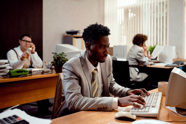 Kantoorpersoneel in vintage stijl met een bureaubaan