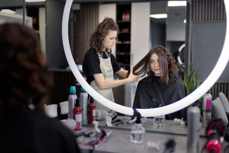 Gratis Foto kapper die voor haar cliënt zorgt