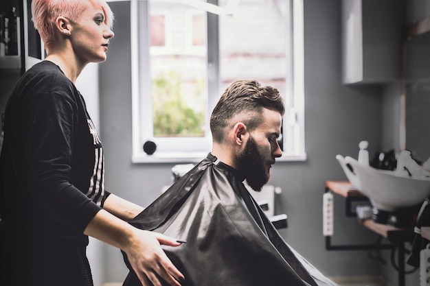 Kapper en cliënt in winkel