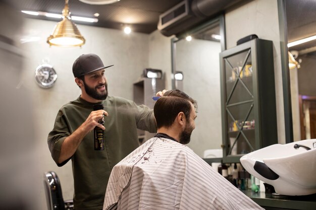 Kapper knipt het haar van een man in de kapperszaak