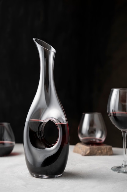 Gratis foto karaf en glazen voor wijnstilleven