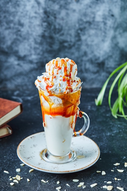 Karamelmilkshake met hagelslag in het groene oppervlak