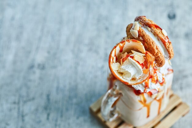 Karamelring milkshake in de houten plaat op de marmeren tafel.