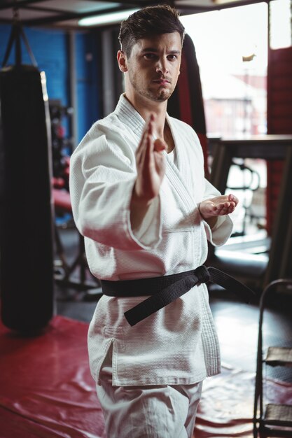 Karatespeler die karatehouding uitvoeren