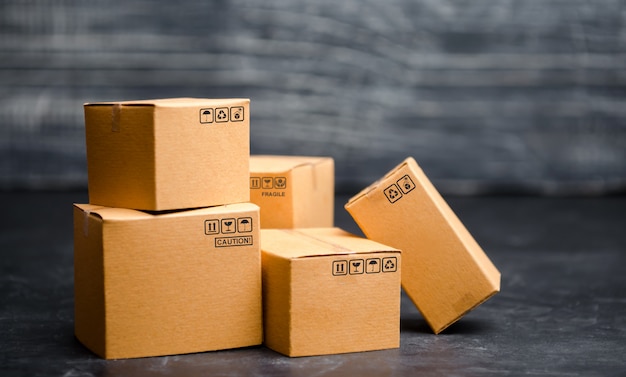 Kartonnen dozen. het concept van het verpakken van goederen, het verzenden van bestellingen naar klanten. Premium Foto
