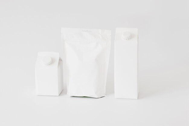 Kartonnen en papieren verpakkingen en flessen voor zuivelproducten