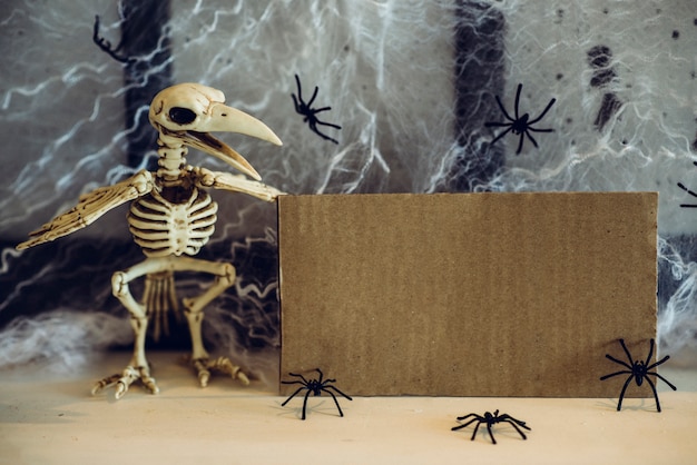 Gratis foto kartonnen tablet in halloween arrangement