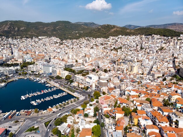 Kasteel en stad Kavala aan zee in Griekenland