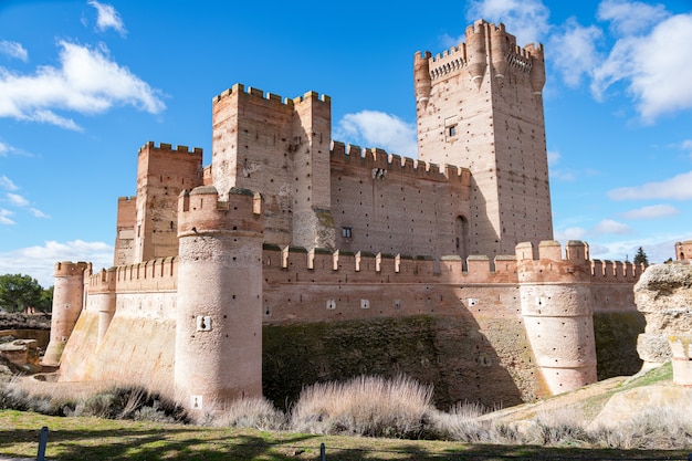 Gratis foto kasteel van la mota onder het zonlicht en een blauwe hemel overdag in medina del campo, spanje