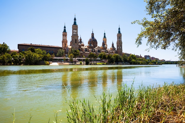 Gratis foto kathedraal en rivier in zaragoza. aragon