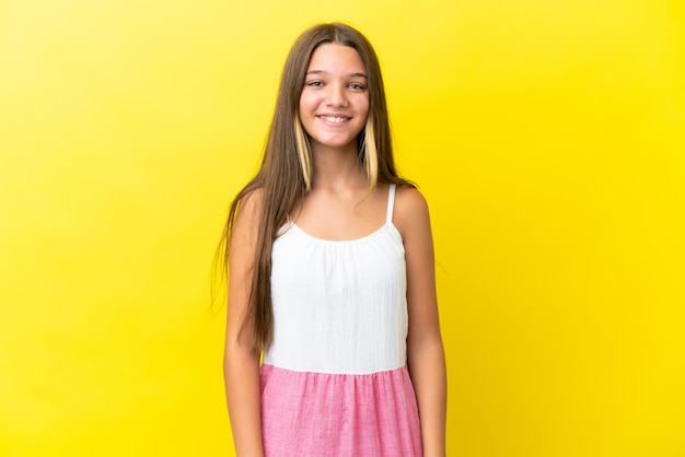 Kaukasisch meisje geïsoleerd op gele achtergrond lachen